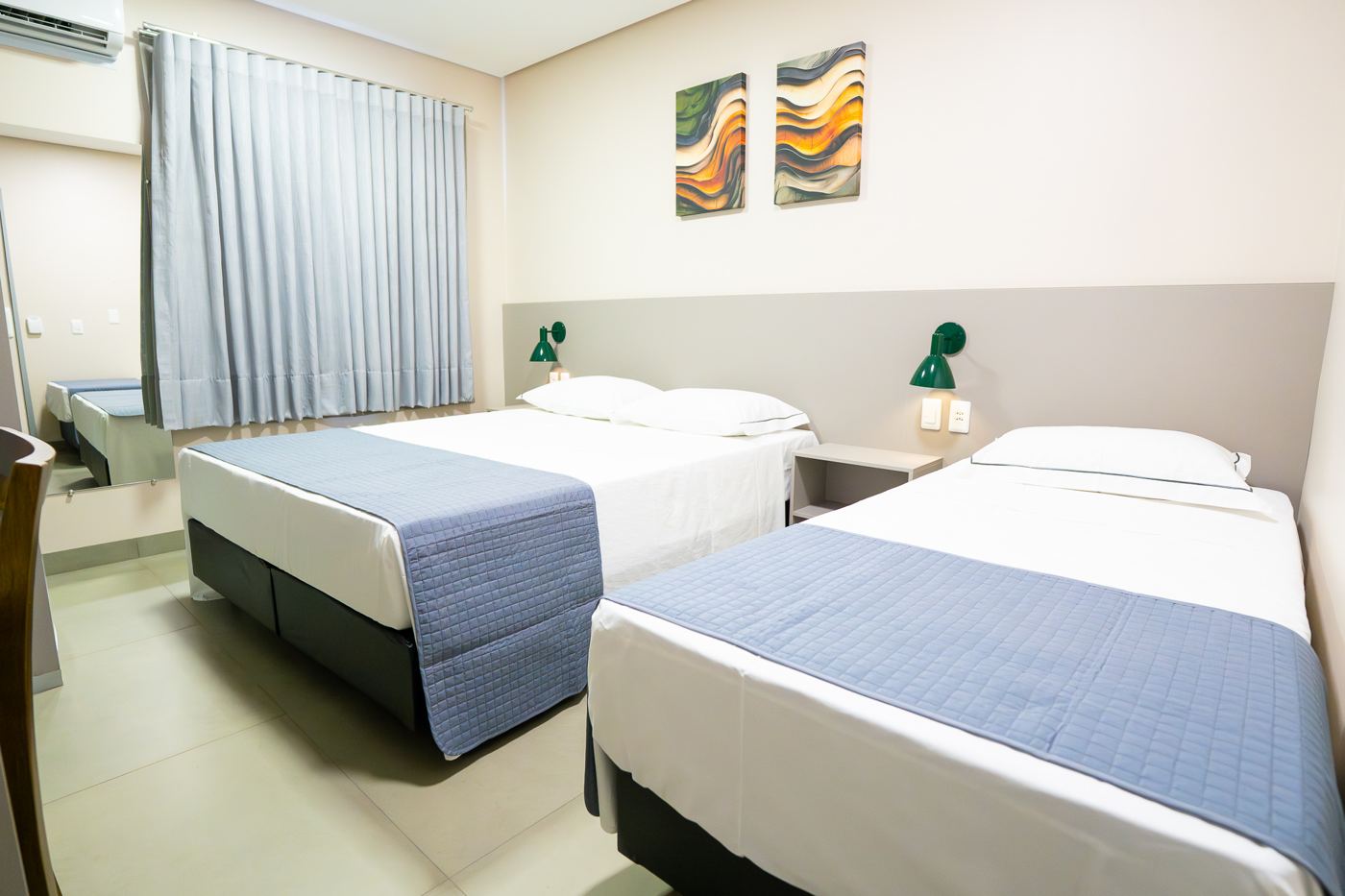 Quarto Triplo com uma cama de casal e uma de solteiro
